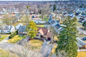 - une vue aérienne sur un quartier résidentiel avec des maisons dans l'établissement Pet-Friendly Dayton Vacation Rental!, à Dayton
