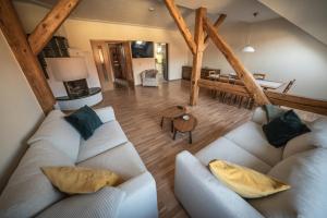 ein Wohnzimmer mit 2 weißen Sofas und einem Tisch in der Unterkunft Helene in Vetschau