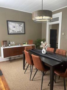 uma sala de jantar com uma mesa preta e cadeiras em Fancy Homes Manistee B with Lake View! em Manistee