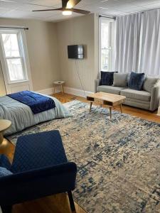 uma sala de estar com uma cama e um sofá em Fancy Homes Manistee B with Lake View! em Manistee