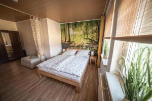 ein Schlafzimmer mit einem Bett und einem großen Fenster in der Unterkunft Helene in Vetschau