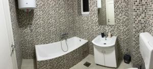 łazienka z umywalką, toaletą i wanną w obiekcie Apartman Luka w mieście Filmski Grad