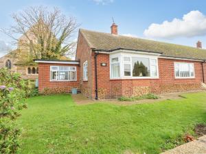 una imagen de una casa de ladrillo con un patio en See The Sea en Hunstanton