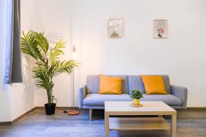 - un salon avec un canapé bleu et une table dans l'établissement Vieux-Port Grand appartement 2 ch avec terrasse, à Marseille
