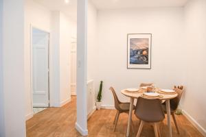 - une salle à manger avec une table et des chaises dans l'établissement Appartement 1 ch à 1 min de la plage des Catalans, à Marseille