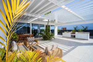 patio esterno con tavolo e sedie di Golf Palms a Costa Teguise