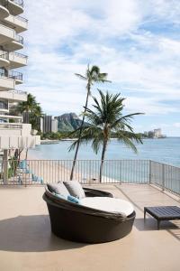 檀香山的住宿－OUTRIGGER Waikiki Beach Resort，海滩上的一条棕榈树船