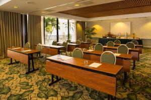 OUTRIGGER Waikiki Beach Resort في هونولولو: قاعة المؤتمرات مع الطاولات والكراسي في الفندق