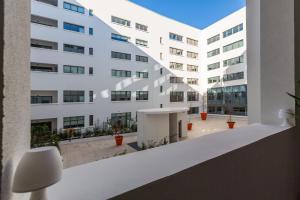 einen Balkon mit Blick auf ein Gebäude in der Unterkunft Le Mazenod - Appartement avec balcon et parking in Marseille