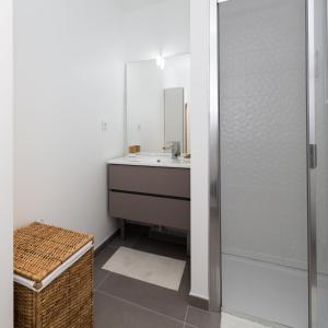 Kúpeľňa v ubytovaní Le Mazenod - Appartement avec balcon à la Joliette + 4 fotografie