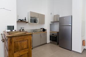 eine Küche mit weißen Schränken und einem Kühlschrank in der Unterkunft Le Mazenod - Appartement avec balcon et parking in Marseille