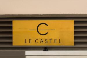 ein gelbes Schild mit der Aufschrift in der Unterkunft Le Mazenod - Appartement avec balcon et parking in Marseille