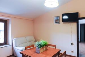 ein Wohnzimmer mit einem Sofa und einem Tisch in der Unterkunft Agriturismo Ponte Di Riocchio in Gubbio