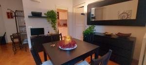 uma sala de jantar com uma mesa com uma vela em Tacito Apartments em Terni