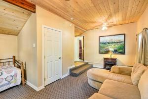 een woonkamer met een bank en een bed bij Cozy Lakeside Escape with Deck 4 Mi to Rainbow Lake in Pinetop-Lakeside