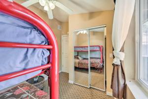 een kamer met 2 stapelbedden en een spiegel bij Cozy Lakeside Escape with Deck 4 Mi to Rainbow Lake in Pinetop-Lakeside
