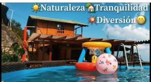 een speeltuin voor een huis met een zwembad bij Glamping y Cabañas SPLENDOR VILLA EL EDEN in Cali