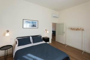 ein Schlafzimmer mit einem blauen und weißen Bett in einem Zimmer in der Unterkunft B&B Porta 93 in Pistoia