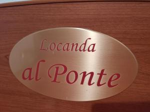 CastelgombertoにあるAlloggio Al Ponteのofapo al pono(オファポ・アル・ポノ)という名の金属板