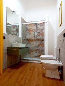La salle de bains est pourvue d'une douche, de toilettes et d'un lavabo. dans l'établissement Antica Sicilia Luxury, à Regalbuto