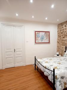 - une chambre avec un lit et une photo sur le mur dans l'établissement Antica Sicilia Luxury, à Regalbuto