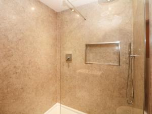 Un baño con ducha con puerta de cristal. en Shenton Terrace, en Buxton 25 fotos más