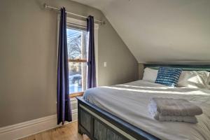 Un dormitorio con una cama grande y una ventana en Saint Paul Home in Historic Cathedral Hill en Saint Paul