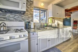 Η κουζίνα ή μικρή κουζίνα στο 2 Mi to Reno Riverwalk Modern Home
