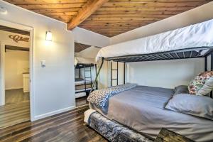 een slaapkamer met 2 stapelbedden in een kamer bij Comfortable Home about 2 Mi to Reno Riverwalk in Reno