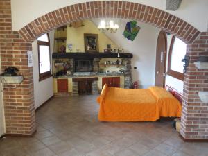 una sala de estar con un arco en una casa en Affittacamere Maria Stella, en Udine