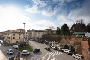 einen Luftblick auf eine Stadtstraße mit geparkten Autos in der Unterkunft B&B Porta 93 in Pistoia
