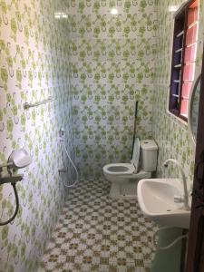 y baño con aseo y lavamanos. en Anayah House, en Kiembi Samaki