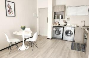 Virtuvė arba virtuvėlė apgyvendinimo įstaigoje Secure Apartment- Broadacres With Wi-fi & Netflix