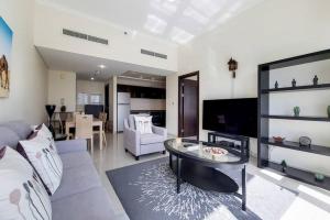 TV a/nebo společenská místnost v ubytování Bay Central, Dubai Marina - Peaceful One Bedroom