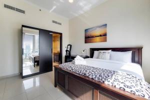 Postel nebo postele na pokoji v ubytování Bay Central, Dubai Marina - Peaceful One Bedroom + 9 fotografií