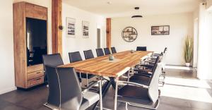 a dining room with a wooden table and chairs at Ferienwohnungen Stührenberg - Wohnung 3 in Schwanewede