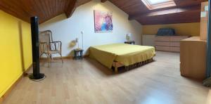 ein Schlafzimmer mit einem großen Bett in einem Zimmer in der Unterkunft Gîte Miss Cardabelle in La Bastide-Pradines