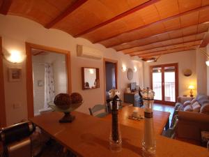 Posedenie v ubytovaní LETS HOLIDAYS Cozy Apartment Near to the Castle