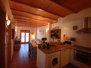 Kuchyňa alebo kuchynka v ubytovaní LETS HOLIDAYS Cozy Apartment Near to the Castle