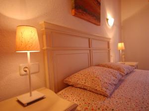 Posteľ alebo postele v izbe v ubytovaní LETS HOLIDAYS Cozy Apartment Near to the Castle