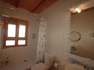 Kúpeľňa v ubytovaní LETS HOLIDAYS Cozy Apartment Near to the Castle