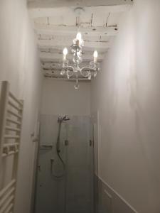 Koupelna v ubytování CASA NELLA Appartamento nel Centro Storico + 24 fotografií