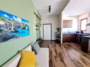 a living room with a couch and a kitchen at Hiera' in Lecce