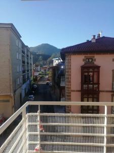 balcón con vistas a una calle de la ciudad en TESOROS DE CANTABRIA apart.Luna G101687, en Ampuero