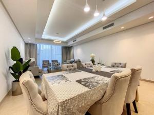 uma sala de jantar com mesa e cadeiras em Key View - Villa Gardenia Jebel Ali em Dubai