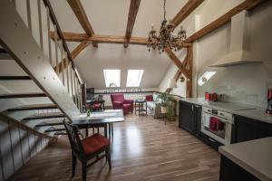 een keuken en een woonkamer met een trap en een tafel bij Ferienwohnung Josephine in Vetschau