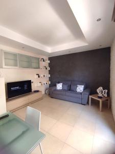 ein Wohnzimmer mit Sofa und Fernseher in der Unterkunft Casa Cortese in Gallipoli