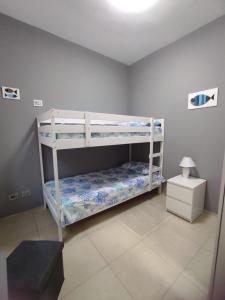 ein Schlafzimmer mit zwei Etagenbetten in einem Zimmer in der Unterkunft Casa Cortese in Gallipoli + 15 Fotos