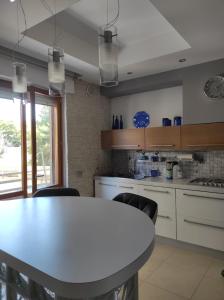 eine Küche mit einem weißen Tisch und Stühlen in der Unterkunft Casa Cortese in Gallipoli