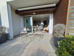 Patio alebo iná vonkajšia časť ubytovania Appartement T3 - Vue Mer - La Chaume - Au calme - La Clé Chaumoise